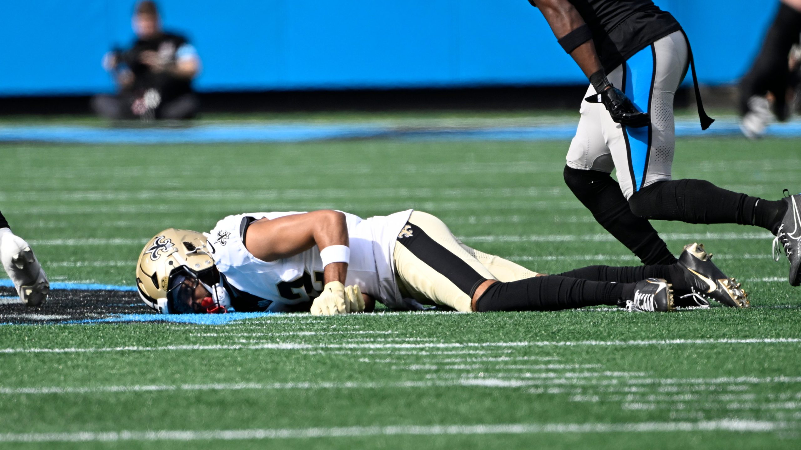 Scary Saints Wr Chris Olave Stretchered Off Field After Vicious Shot