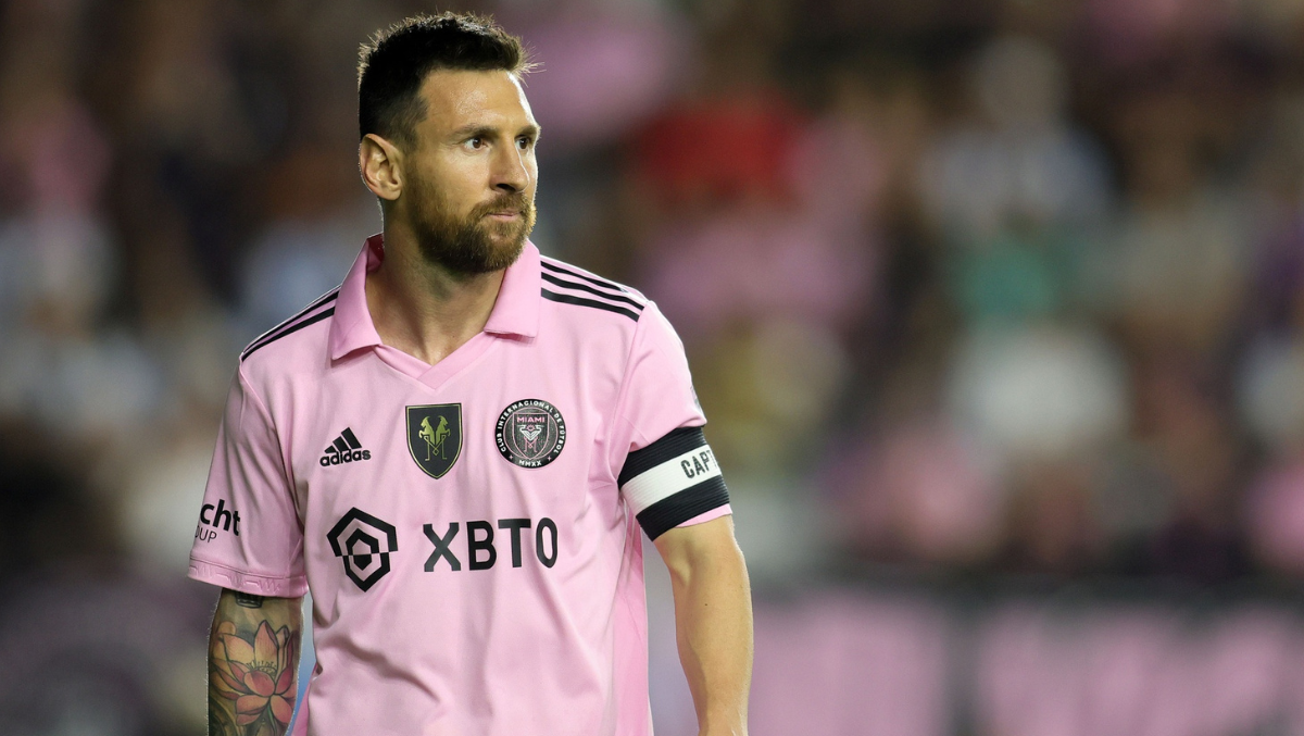 Lionel Messi Signs Jersey For Fan While Sitting In Miami Traffic: Video