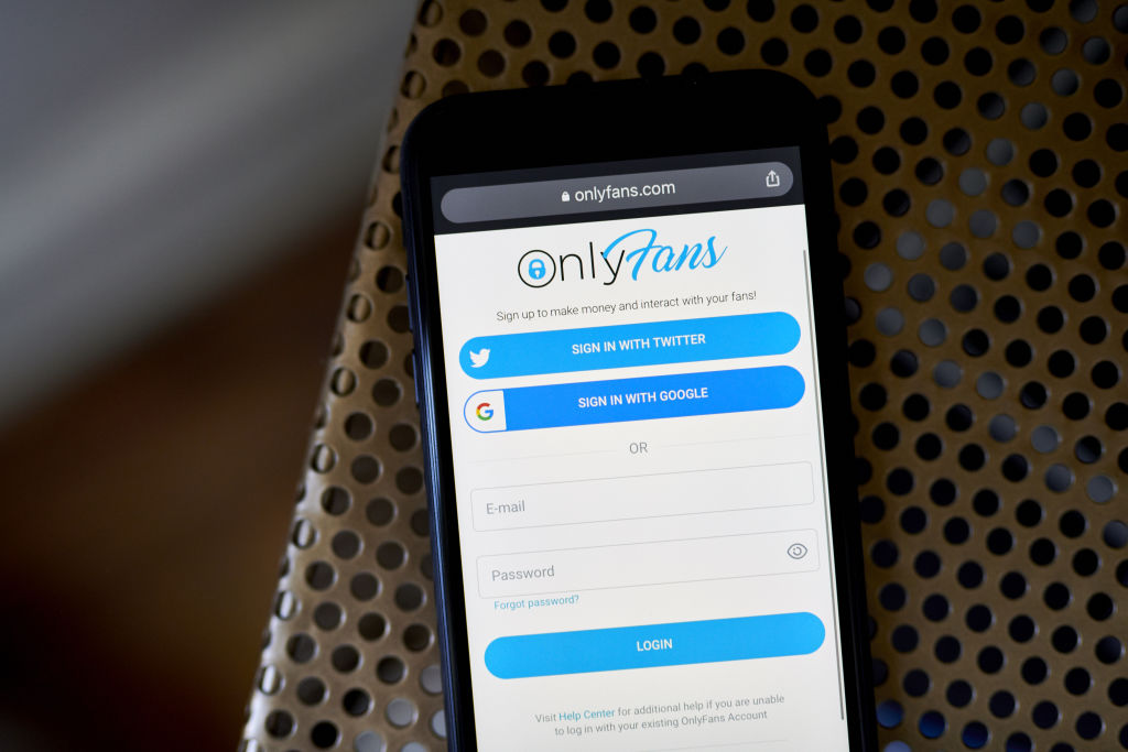 OnlyFans Model Finds Out Her Mom's New Boyfriend Is One Of Her Best
