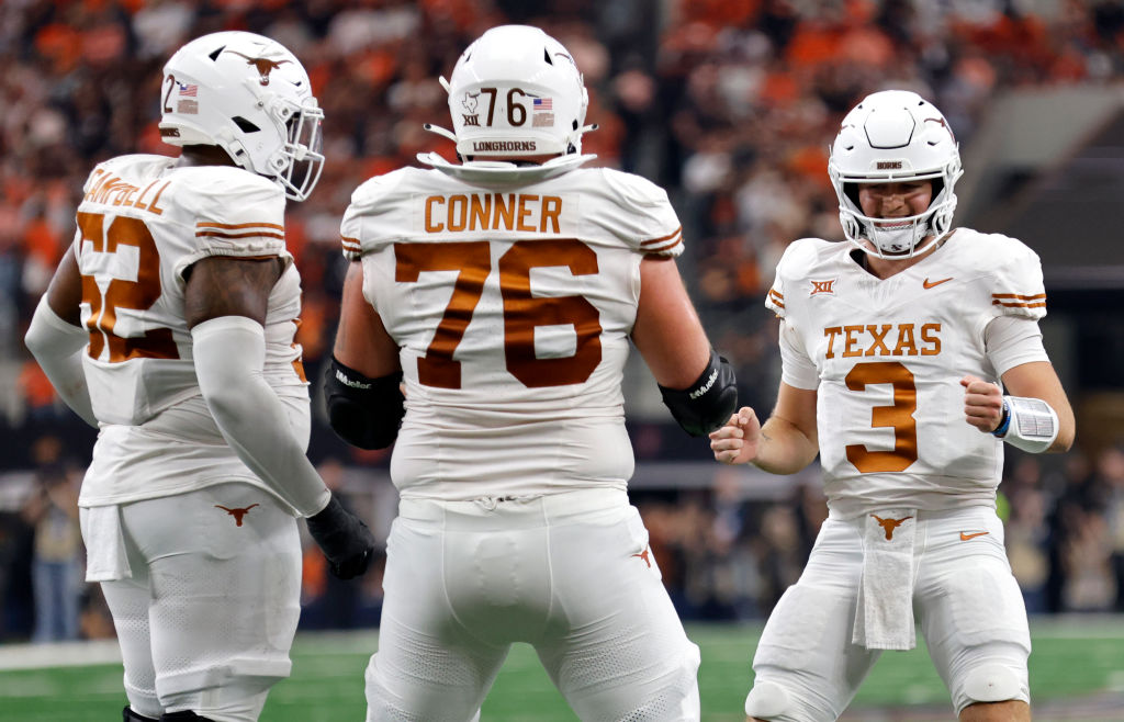 Big 12 Commissioner Booed Loud And Long As He Tries To Give Longhorns ...