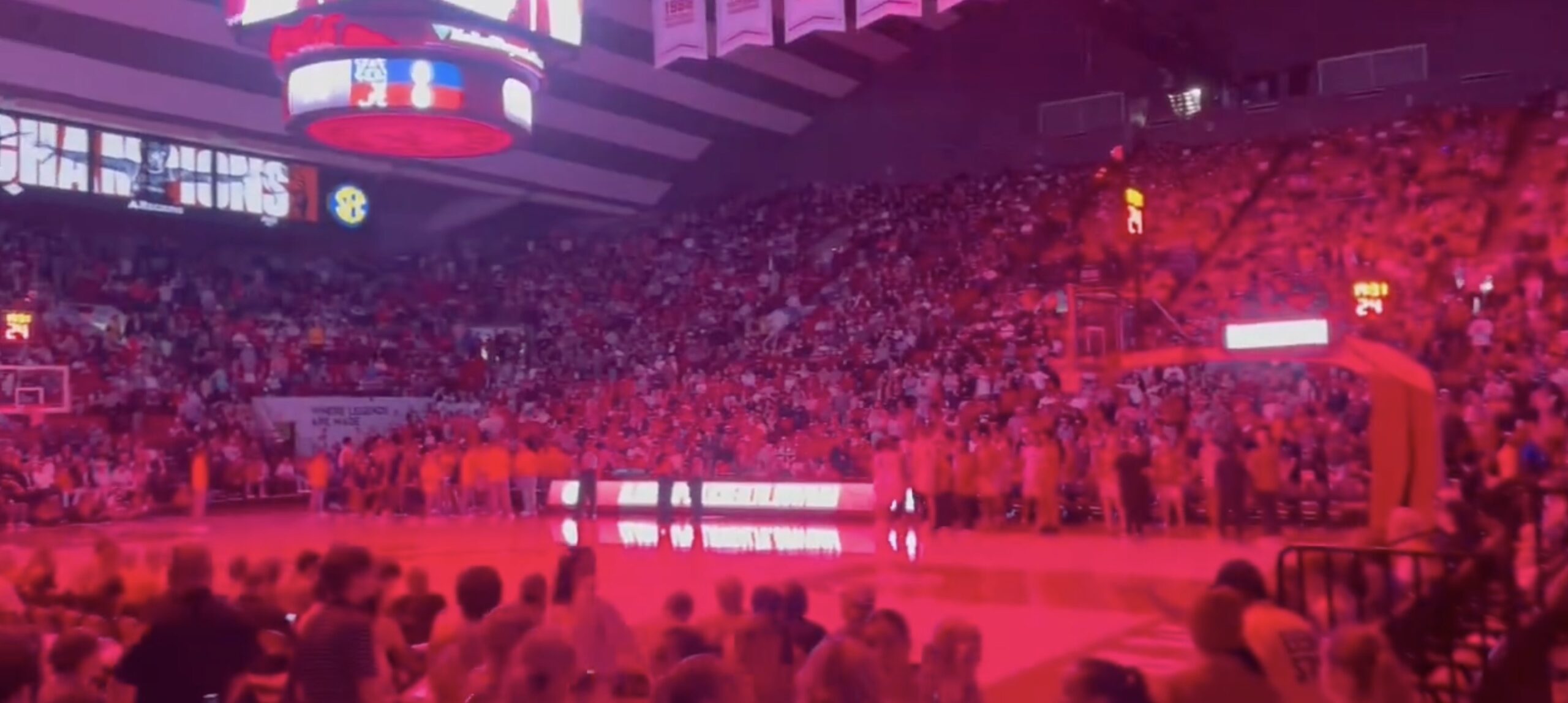 Alabama Auburn Basketball Game Delayed By Light Malfunction Tide Fans alabama-auburn-basketball-game-delayed-by-light-malfunction-tide-fans