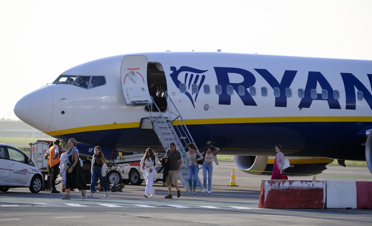 MidFlight Brawl Forces A Ryanair Flight To Be Diverted, Police Then