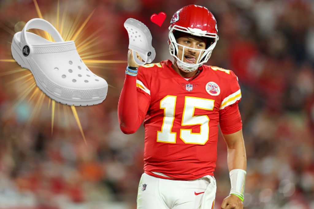 Chiefs QB Patrick Mahomes Struts In AllWhite Crocs OutKick(00)