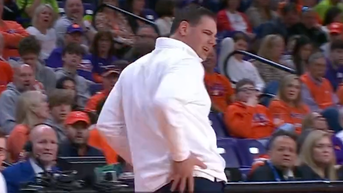 Dueling NIT Butt Slaps Lead To Hilarious Stare Down Between Coach, Ref OutKick