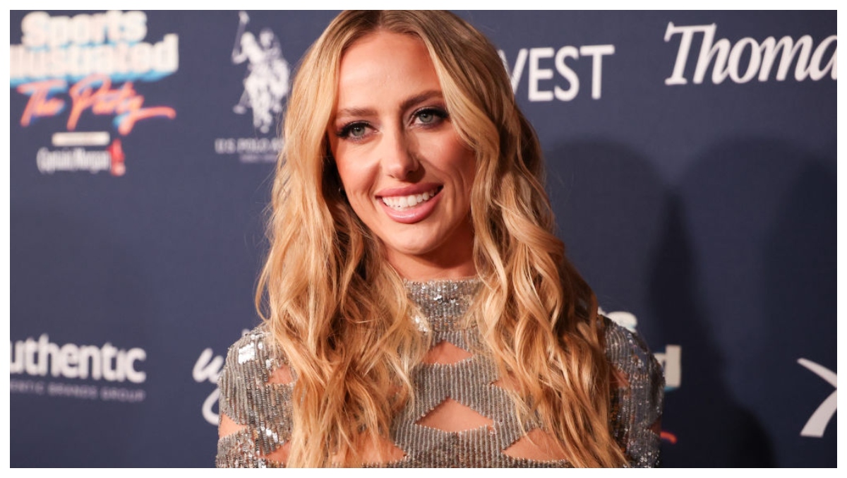 Brittany Mahomes Wraps Herself In A Bow, Paige Spiranac Wants To Stuff Stockings & Rosie O'Donnell Shuts Up!