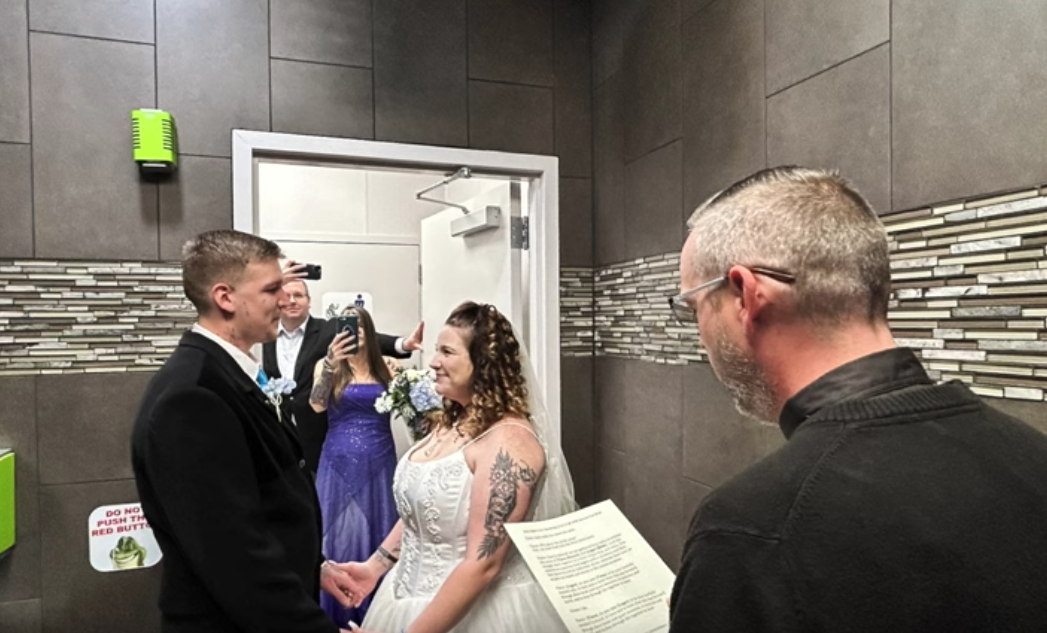 Kentucky Couple Weds In Gas Station Bathroom On Valentine's Day