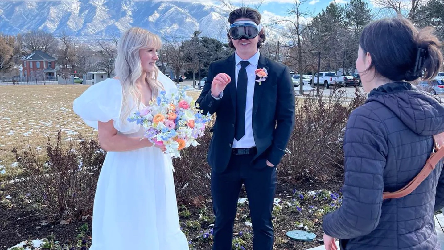 As A VR Dork Myself, I Don’t Have A Problem With This Guy’s Wedding Photos