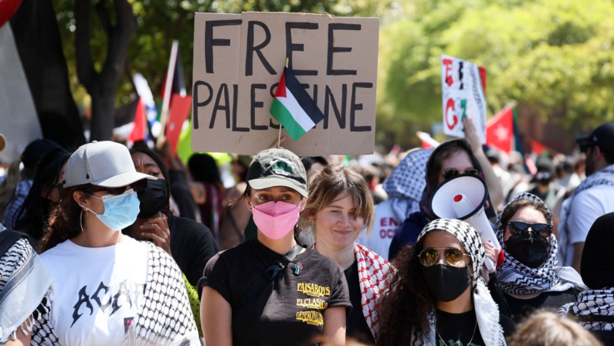 Sleeping Pro-Hamas Protestors At UCLA Get Patriotic Robin Williams ...