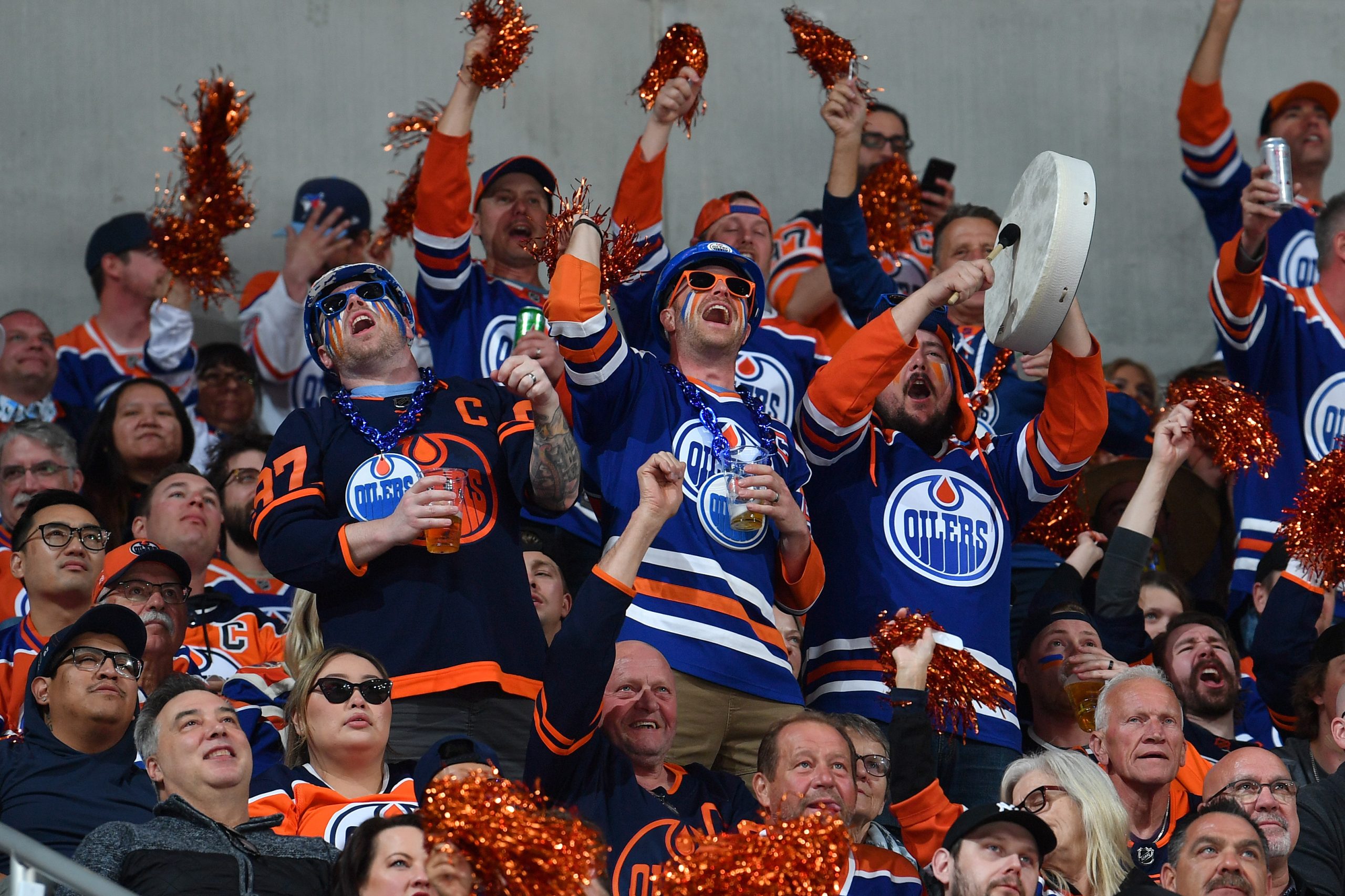 Edmonton Oilers Fan Flashes Her Boobs During Win Over Dallas Stars 