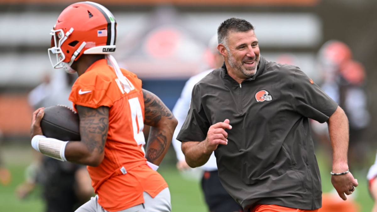 Mike Vrabel Sprints Around Browns Training Camp As NFL Season Nears