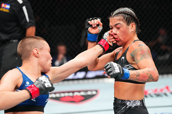 UFCファイターのトレイシー・コルテスのつけまつげが顔面へのパンチを飲み込んだ後に飛び散る
