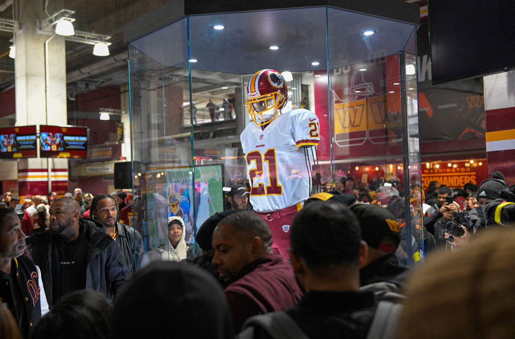 Commanders erect statue of Sean Taylor (this time a real one)