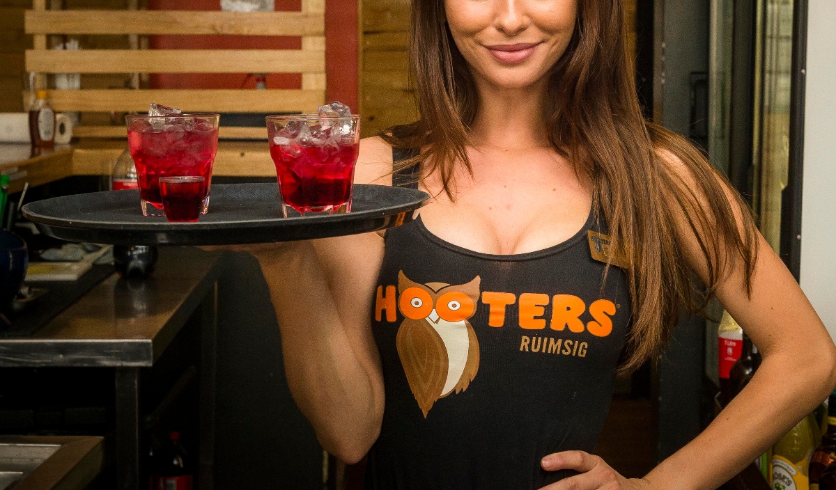 Teacher quits her job and becomes a Hooters girl – and earns “,000 in two days”