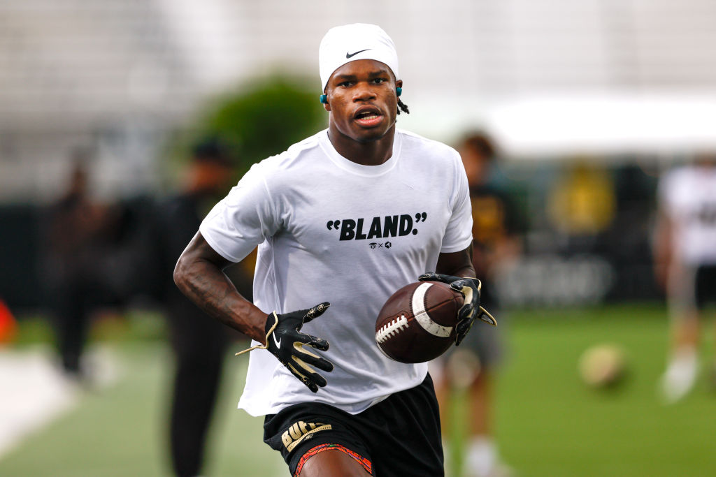 Travis Hunter wears “bland” T-shirt to UCF game after criticism