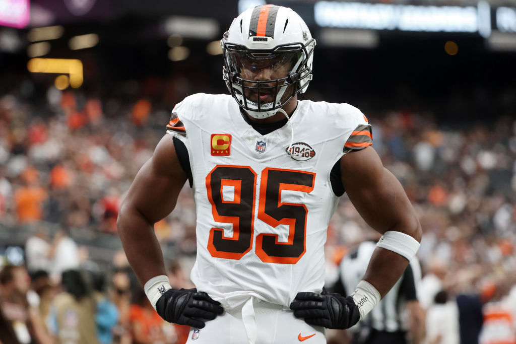 Myles Garrett – off the bat – Hurdles Eagles long snapper for FG block