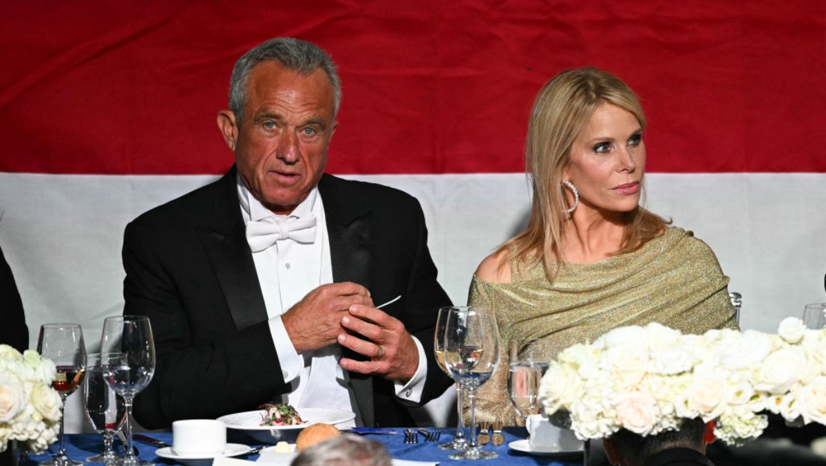 From Comedy Queen To Mrs. Maha: Cheryl Hines' Unbelievable Life - 47e4xug