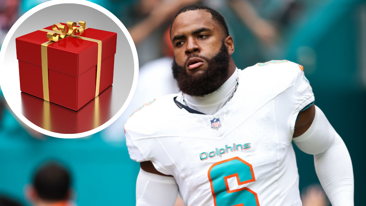 Anthony Walker Jr. Gifts Dolphins Teammates Former H.S. Jerseys For
