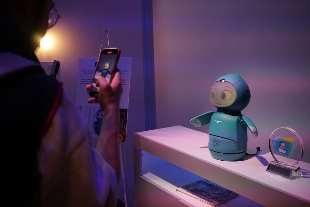 21st Century Problem: Parents Are Having To Explain To Kids Why Their Robots Area Dead