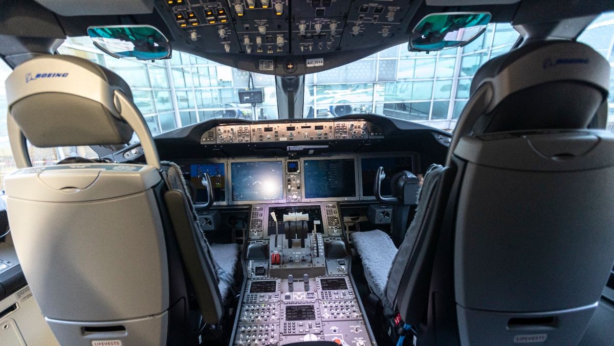 Woman Tossed To Floor Trying To Enter American Airlines Cockpit Threatens To Kick Crew Member In The Balls