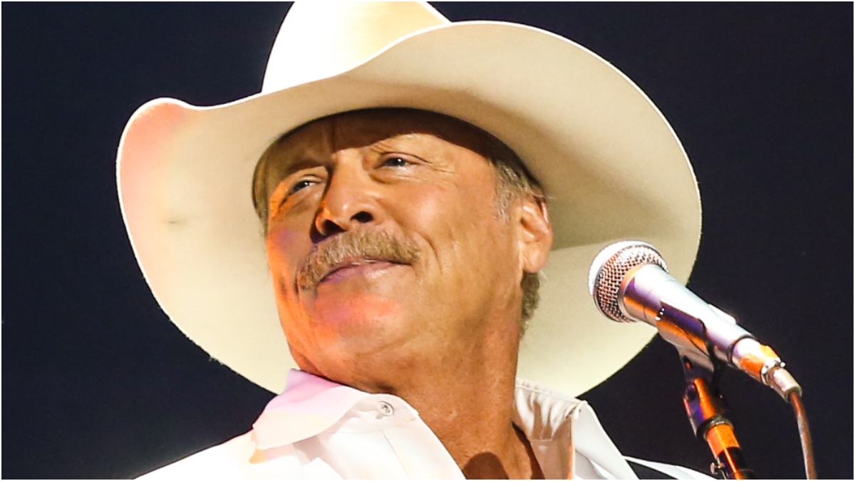 Country Music Legend Announces Major Career Update Amid Health Issues