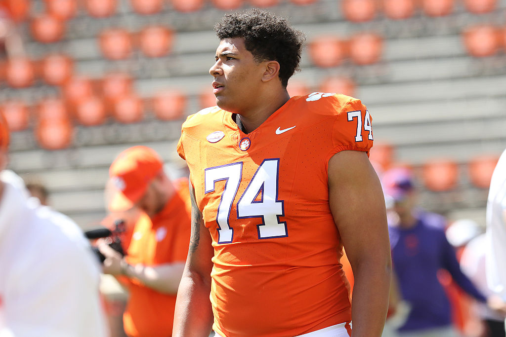 Brandon Jacobs' 6-Foot-7 Son Commits To Clemson Football