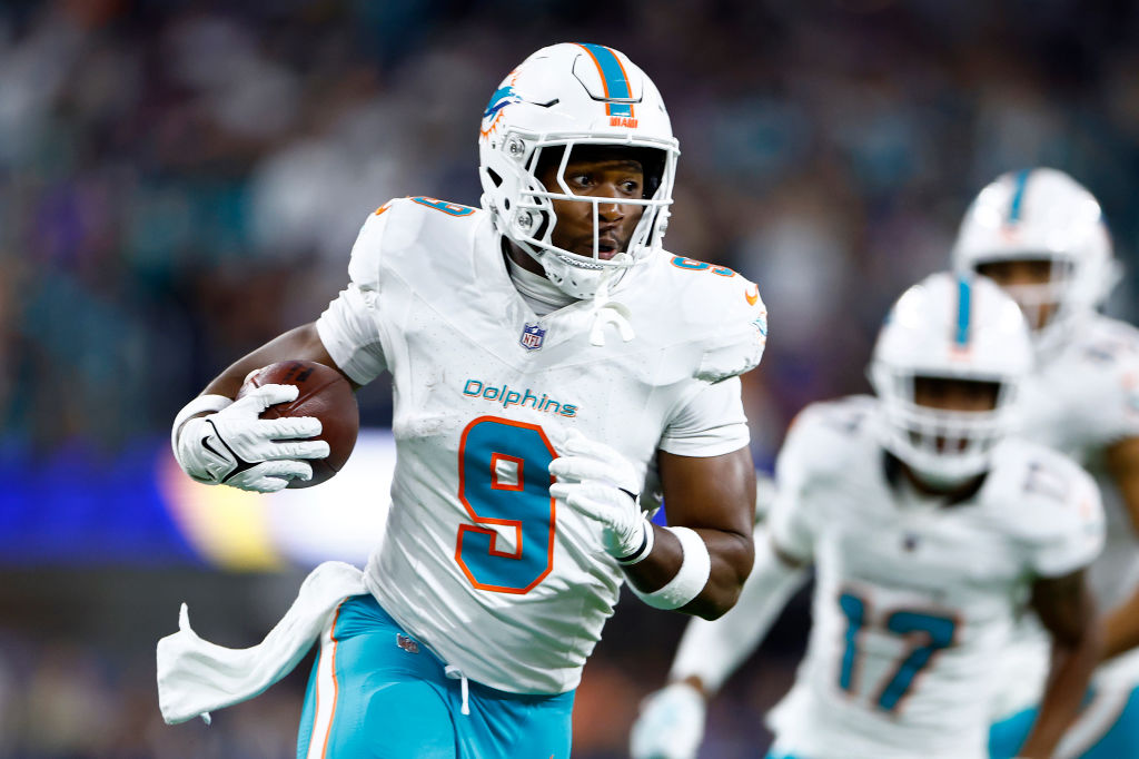 Miami Dolphins Weigh Trading Pro Bowl Tight End Jonnu Smith