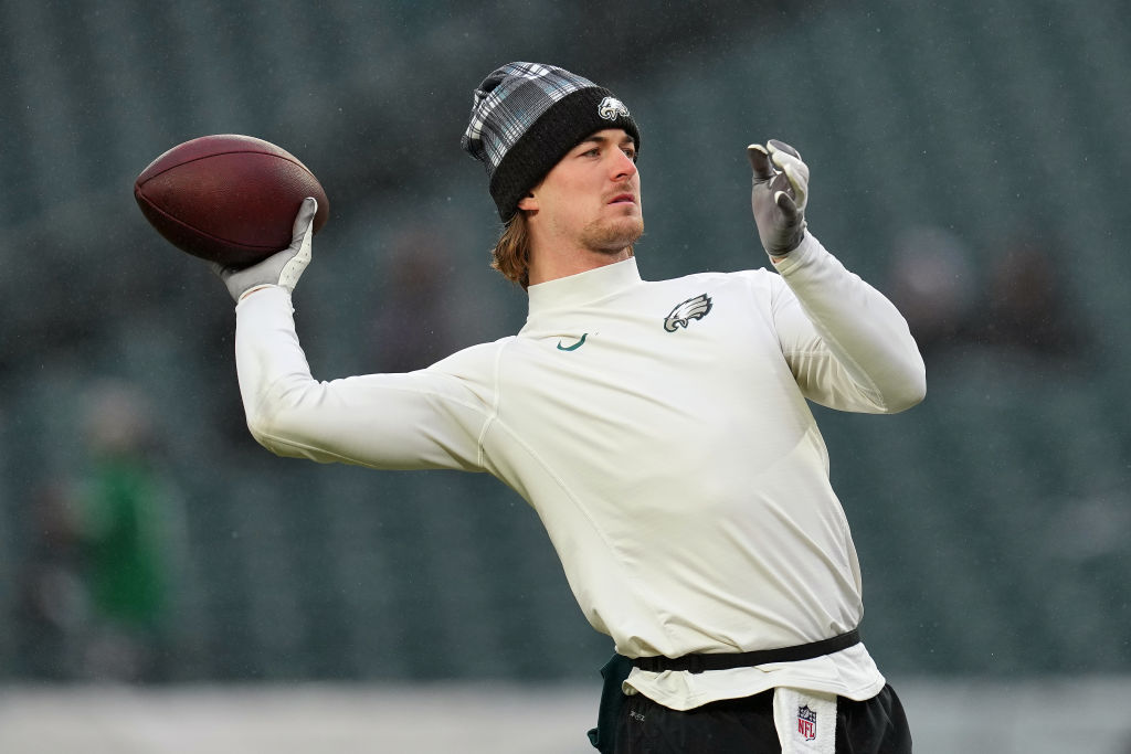Everyone Is Goofing On Kenny Pickett's Apparent Tiny Hands