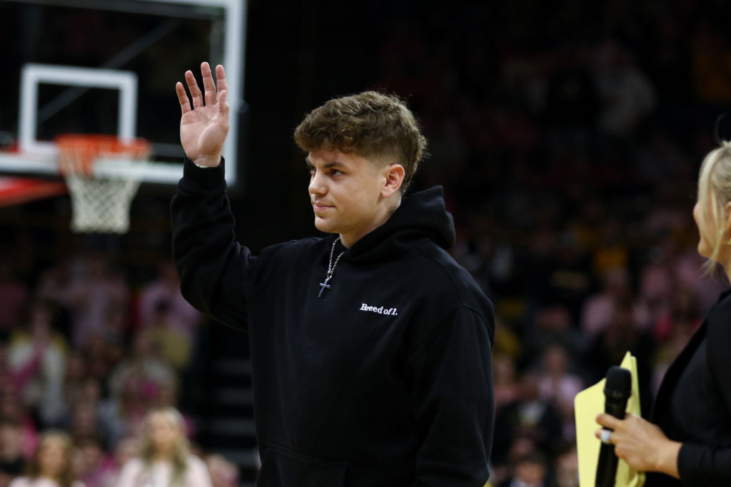 Eagles Saquon Barkley, Cooper DeJean Execute Alley-Oop Dunk During Team Event