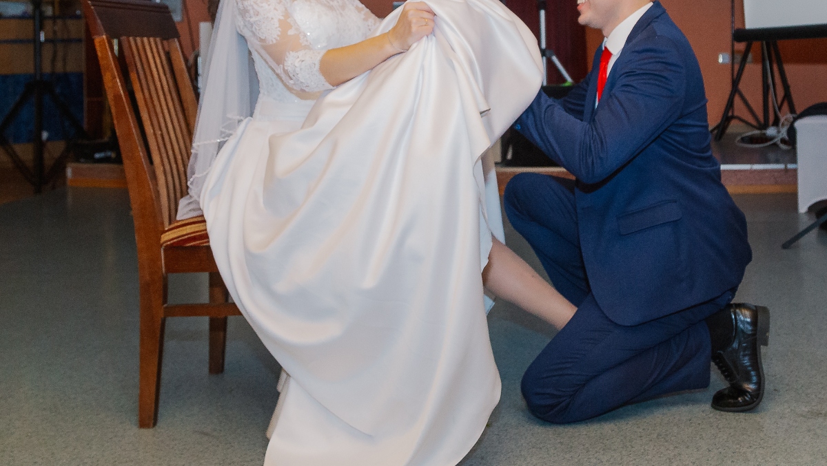 Groom's Removal Of Bride's Garter With His Teeth At Their Wedding Has The Internet Divided: WATCH