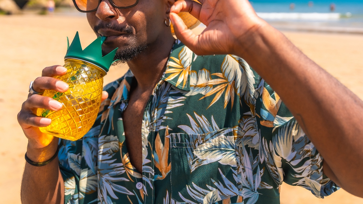 Horny Women On A Cruise Kept Flirting With A Guy In A Pineapple Shirt Who Claims He Had No Idea Why