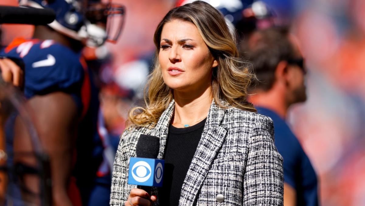CBS Sideline Reporter Amanda Balionis Has Gen X Dads Barking On Instagram, More Kiffin Memes & Dynamite!