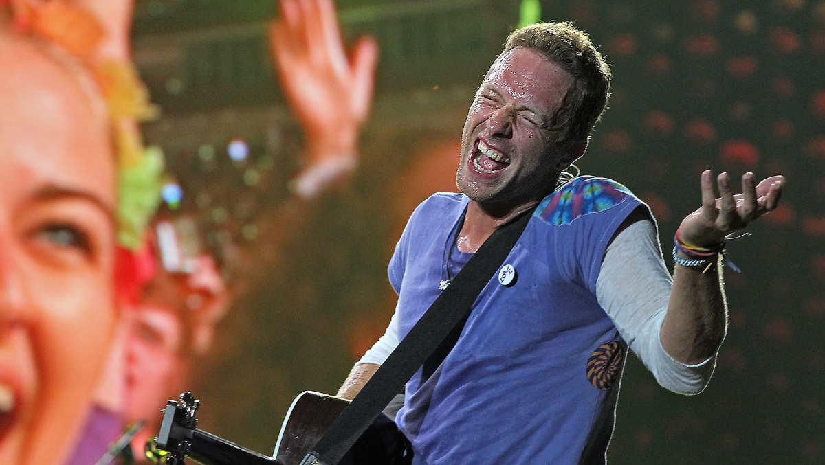 Coldplay Kiss Cam Lady Is Salty Chris Martin Never Checked On Her