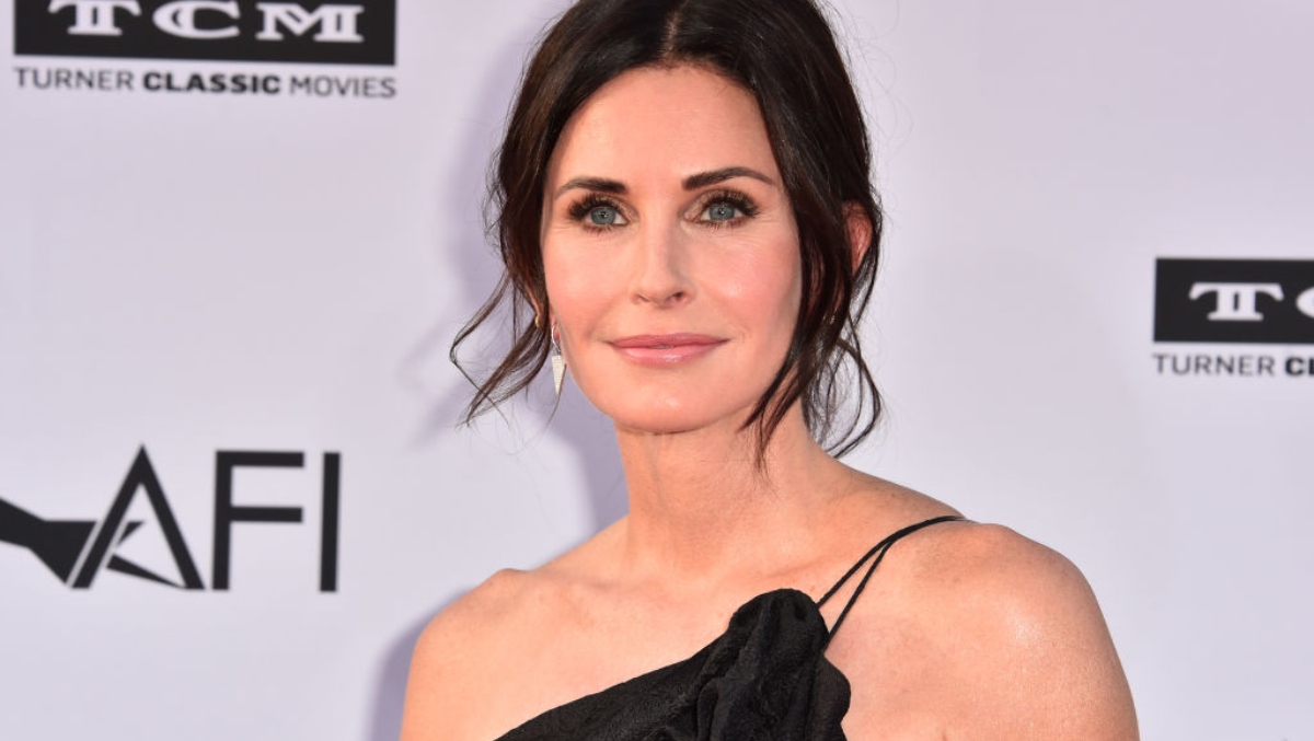Courtney Cox From 'Friends' Plays Drums To Blur's "Song 2" & She's Pretty Good,