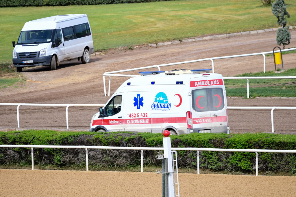 Ambulance Drives Through Middle Of A Horse Race In Terrifying Scene ...