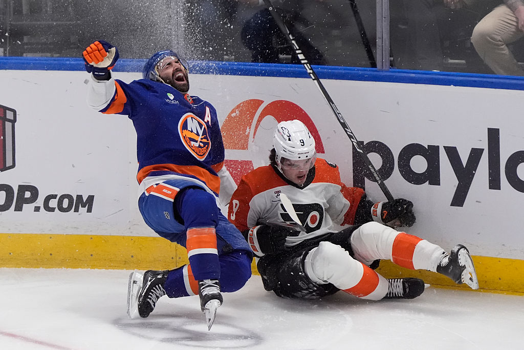 Injured Kyle Palmieri Makes Incredible Play To Set Up Controversial Islanders Goal