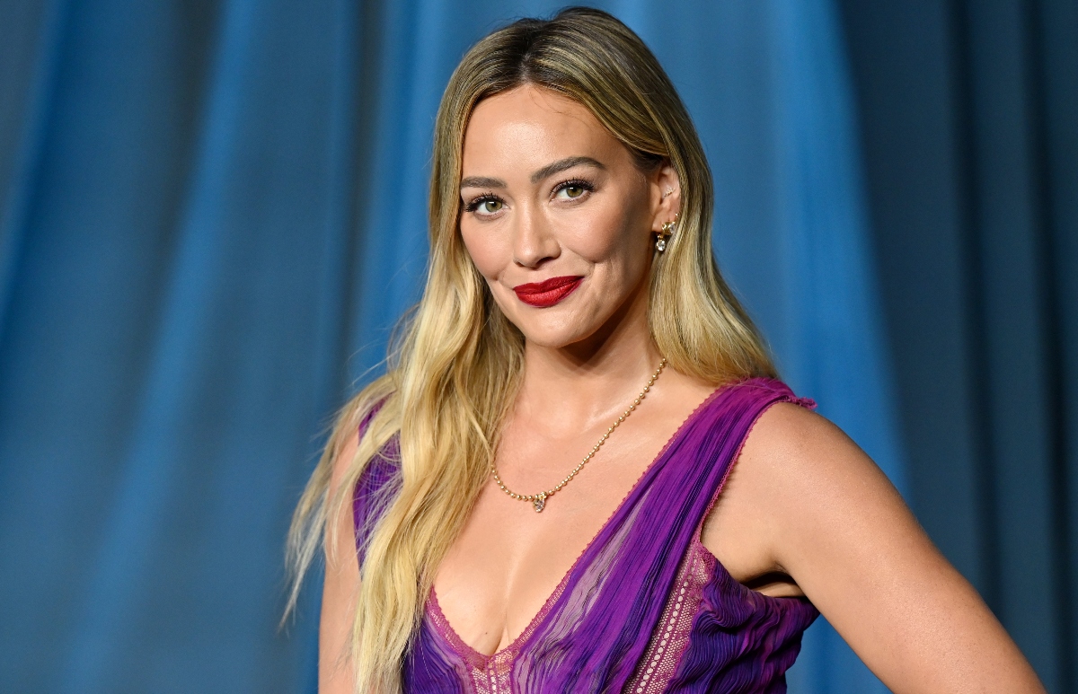 Hilary Duff Gets Soaking Wet In New Music Video, Anne Hathaway Takes It Back To 2016 In Latex & The Bills Lose