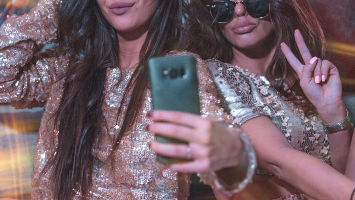 Two Drunk Content Creators Twerk, Get Kicked Off Their Flight, Do Splits As They're Arrested & Then Sell Merch