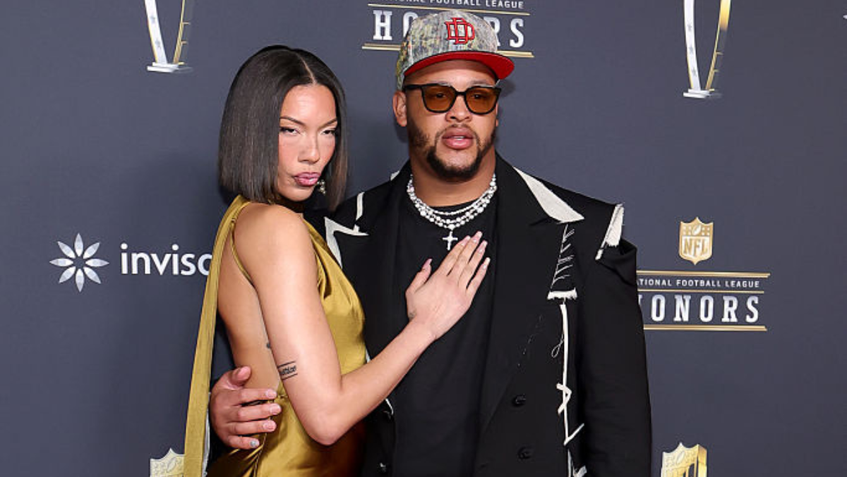 “Shocking Allegation: Airline Accused of Pilfering Precious Jewelry and Rolex Watches from Passenger’s Baggage”