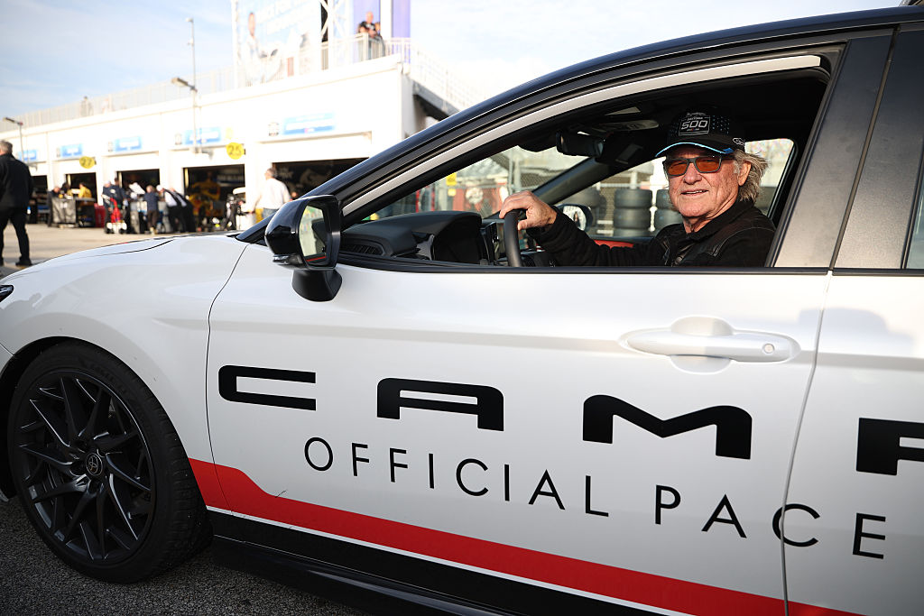 “Kurt Russell Embraces American Spirit as He Drives Pace Car at Daytona 500”