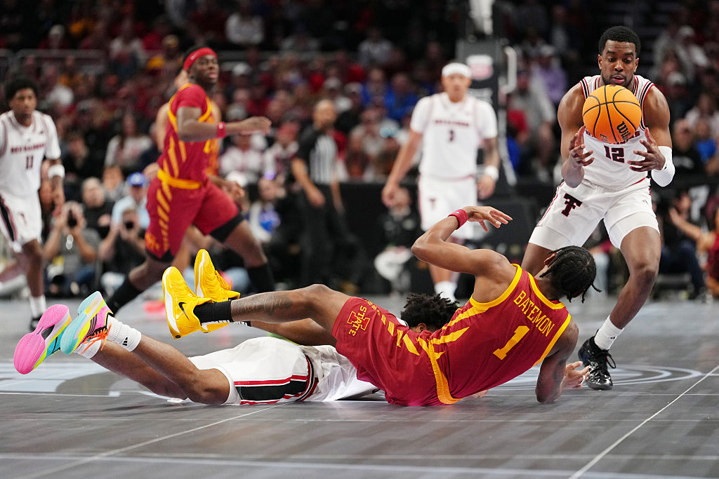“Big 12 Abandons LED Court Amid Injury Concerns – Returns to Traditional Wood for Semifinals”