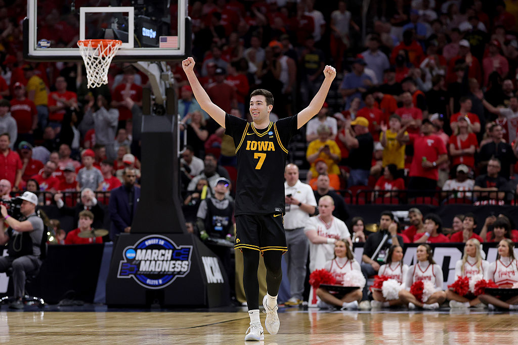 Iowa Secures Elite-Eight Spot After Nebraska’s Costly Mistake!