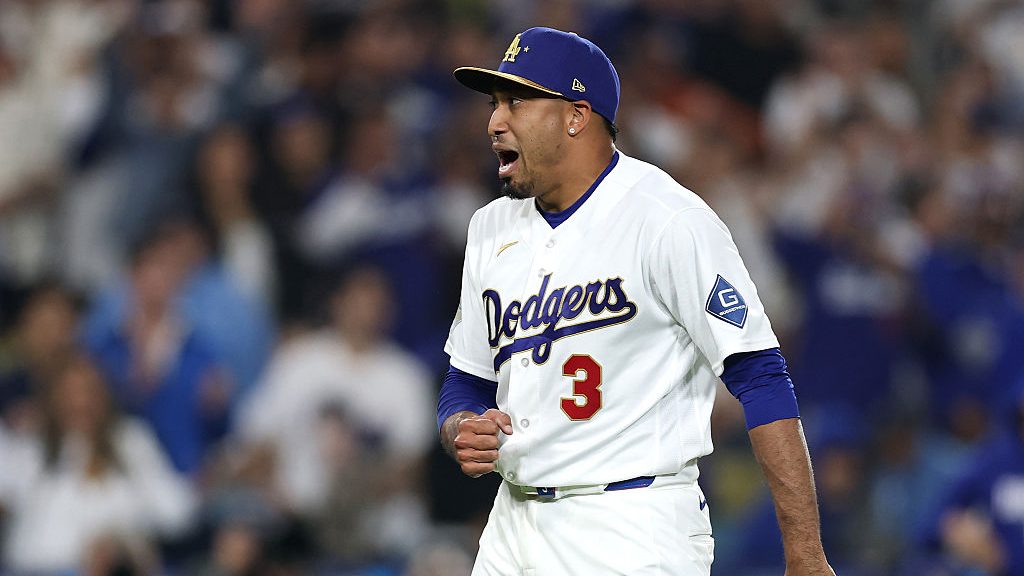 “Talented Closer’s Trumpet Entrance Upgraded to Embrace Patriotic Spirit!”